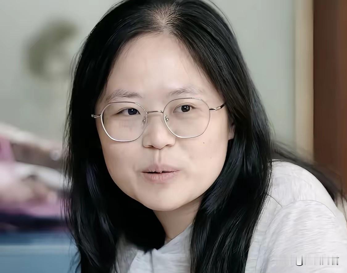 房主任，这个女儿到底多大岁数？
这30岁长得也太老了，头发都秃了一大块儿！
按理