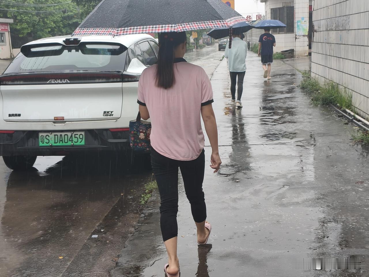 夏日生活打卡季下班下雨了，打工妹穿拖鞋挽起裤脚走，这是一道美丽的风景。
