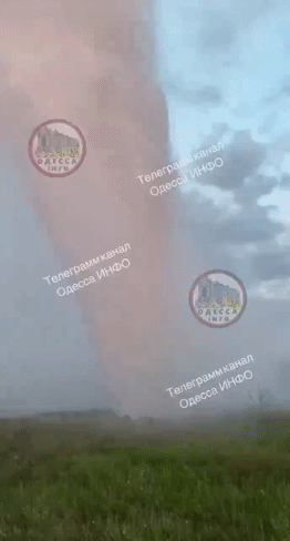 乌克兰敖德萨：在别利亚耶夫卡，通往敖德萨的供水管道破裂，从地下喷涌出巨大的水柱。