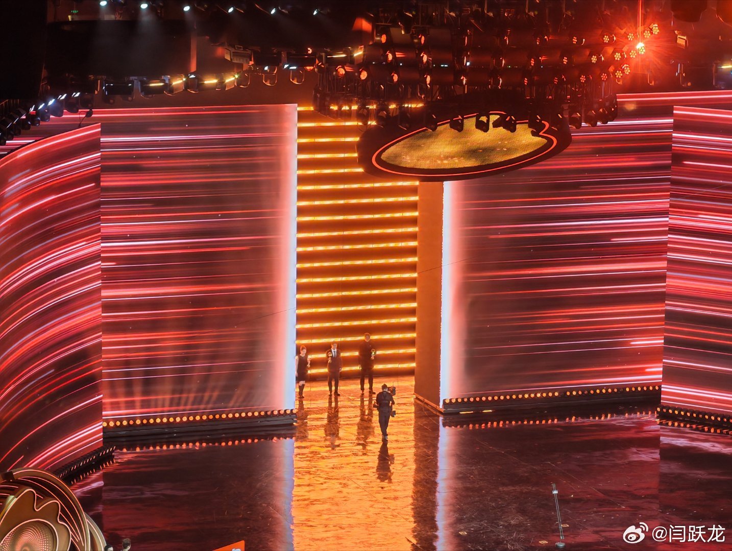 来参加一年一度的微博之夜，很是感慨，过去一年的热点风云尽在眼前，微博就像是一个巨