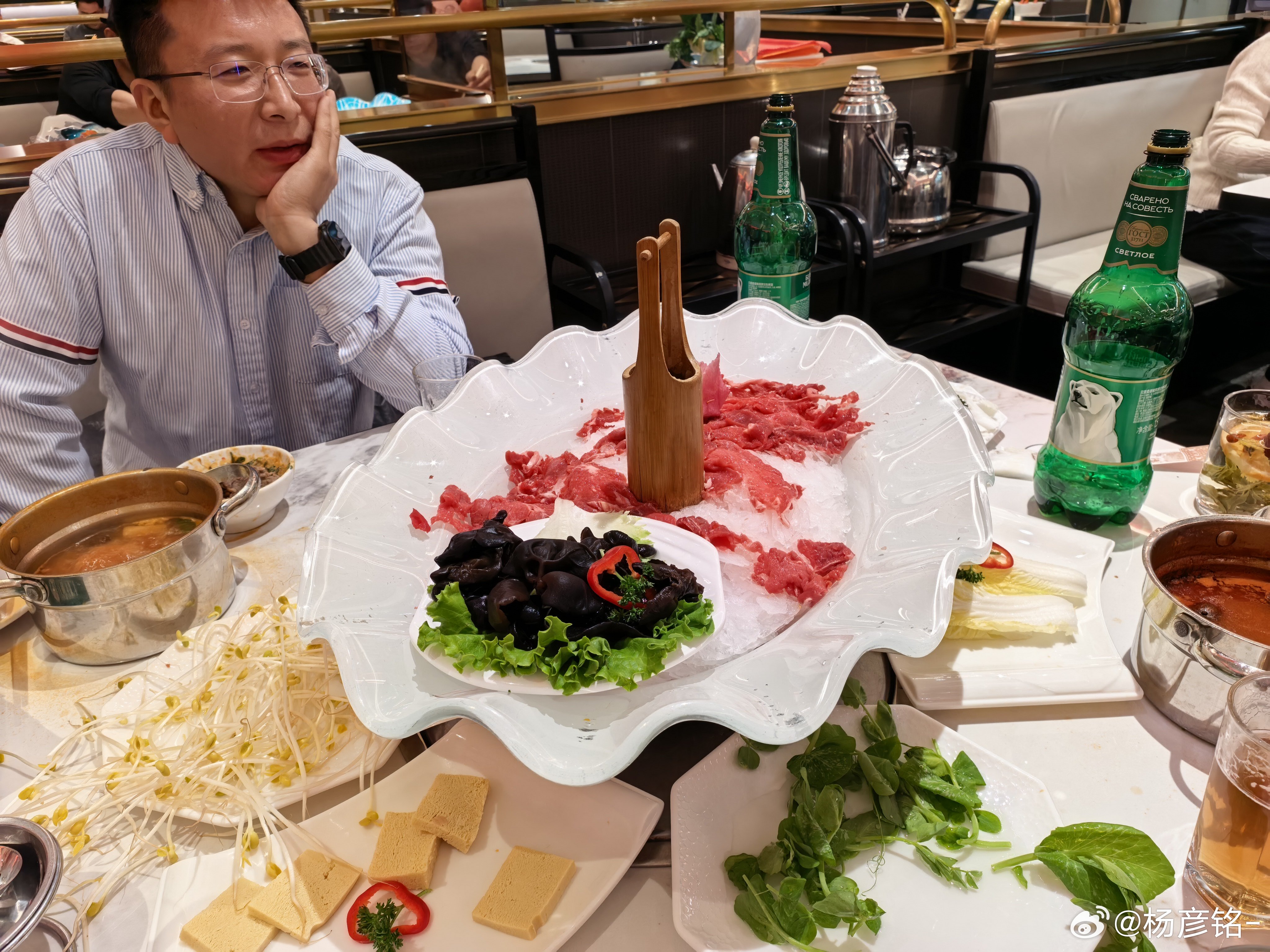 仨人，一盘肉还剩三分之一，这餐厅实在不 伊犁