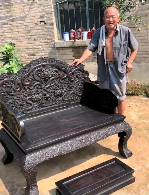 浙江一位70岁老人，被自己的亲生儿子告上法庭了。
老人共有三个儿子，没有女儿。老