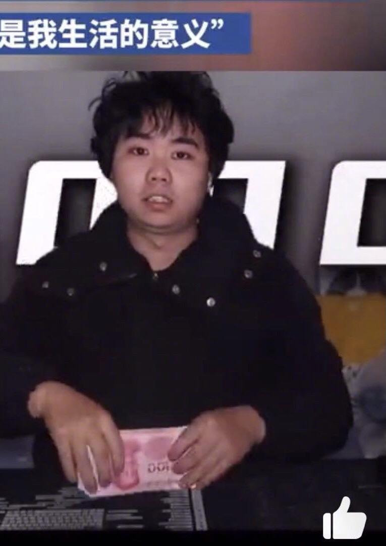 工资8000，1年攒7万多男子被指啃老，这小伙儿咋做到的？
最近，网上有个事儿可