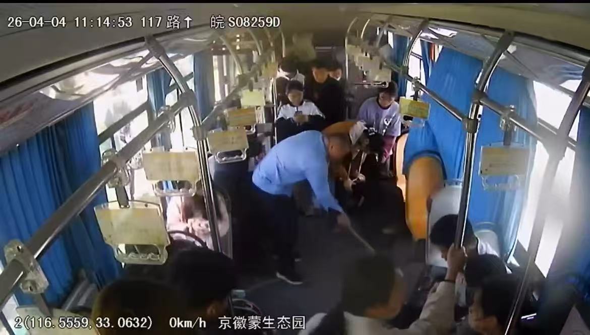 女乘客突发晕厥 蒙城公交司机暖心救助转危为安