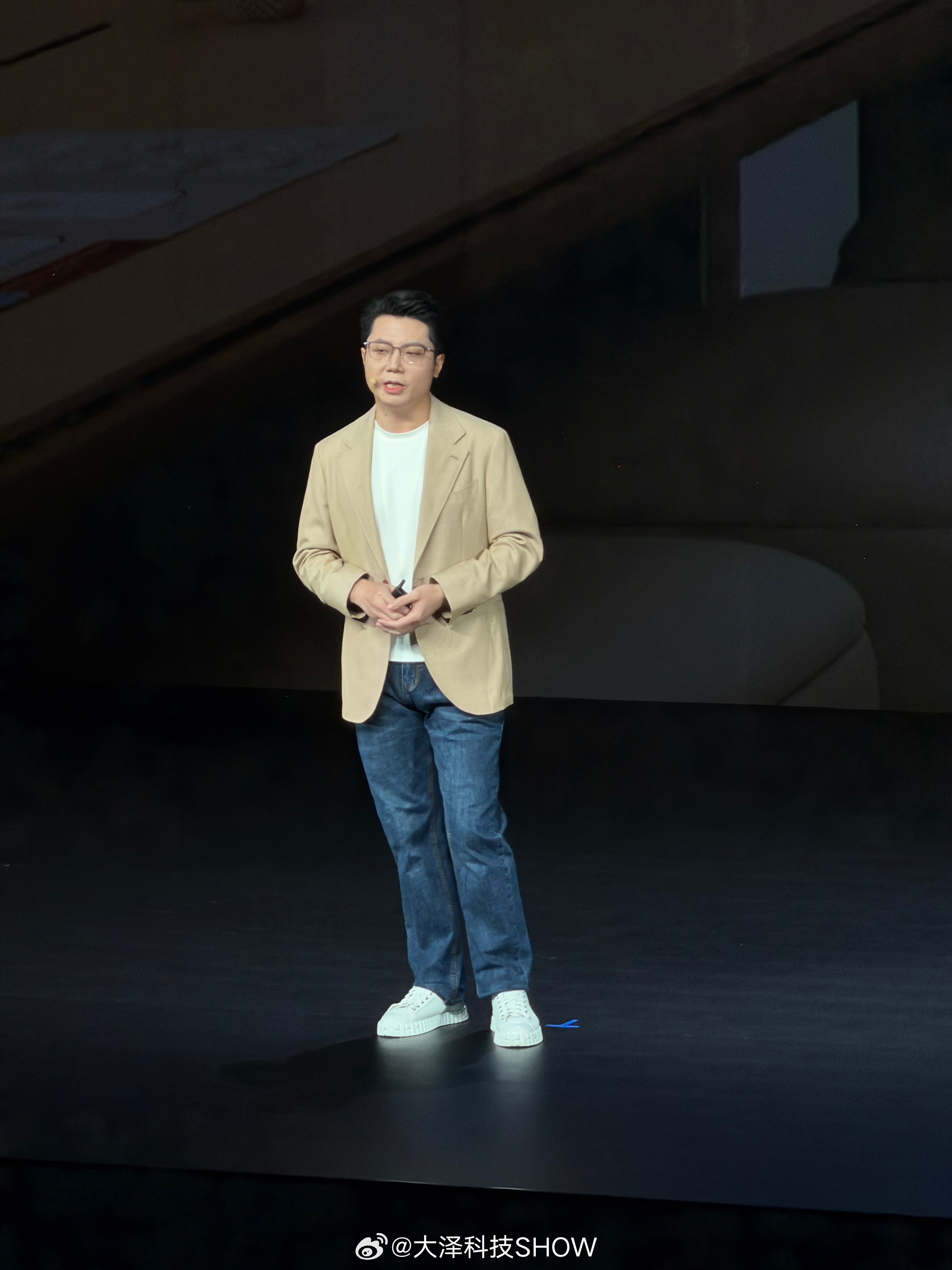 一加15t在手感、性能、续航之间做了很好的平衡，小屏也可以很全能新机来了 深圳·