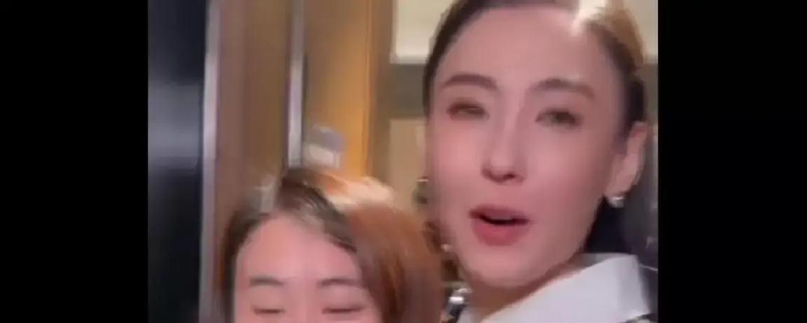 直播带货破亿后，她第一次谈婚礼
 
镜头里，张柏芝把婚纱说成一次性道具。观众刷弹