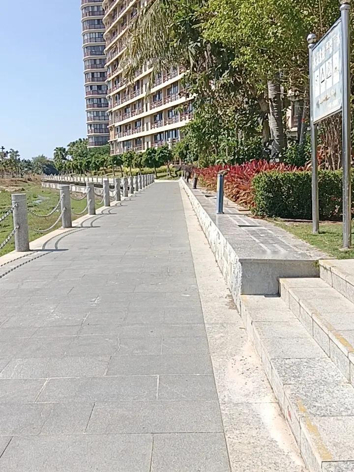 此时此刻的海南，都是干季——降雨很少，湿度不高。乐东，相对更加干燥。