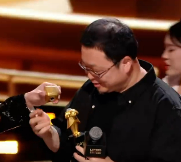 罗永浩奖杯断成两半 果然行业冥灯，上台领奖杯都能断两半，暗示德不配位呀