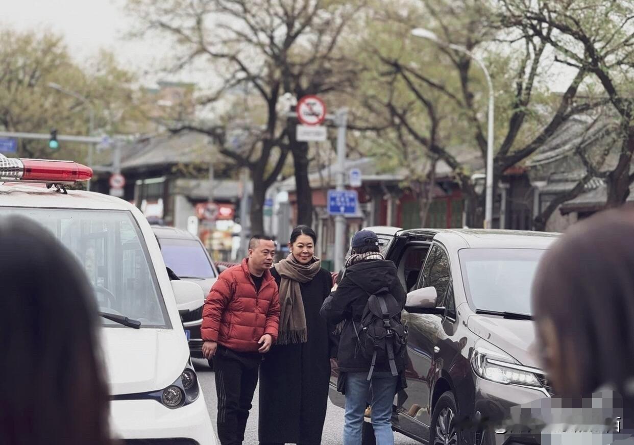 感觉倪萍好像从来就没有穿对过衣服，本来她挺有气质的，可穿上这样的衣服拉低了她整体