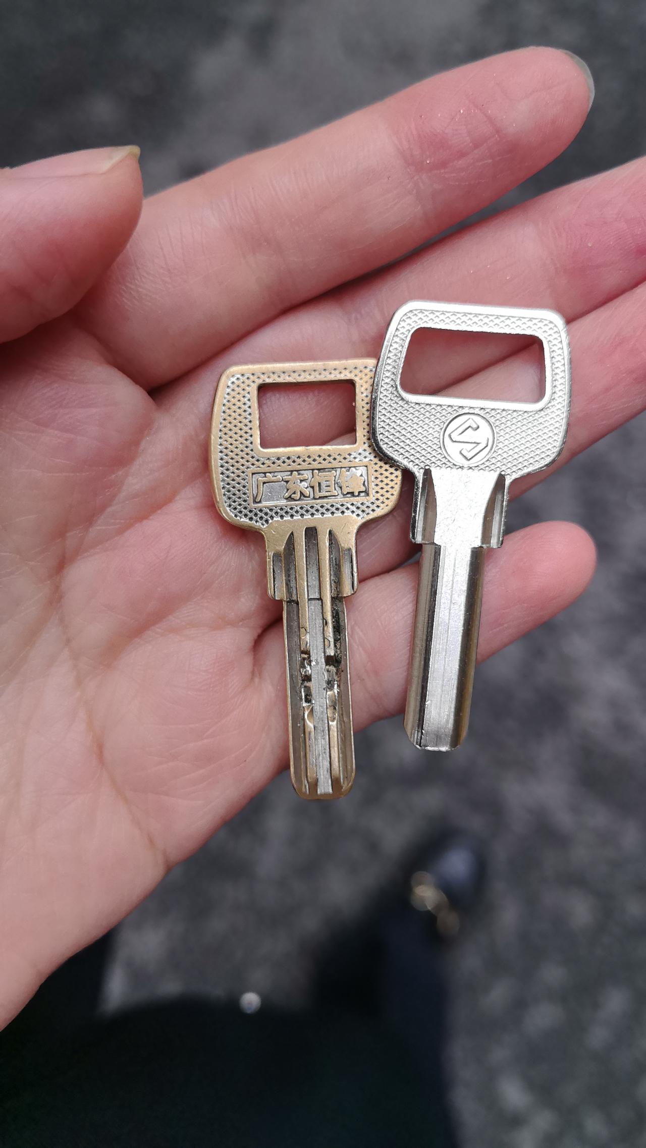 办公室门的钥匙不知放哪了，经理叫我配一把，说是很便宜就两三块钱


我都几十年没