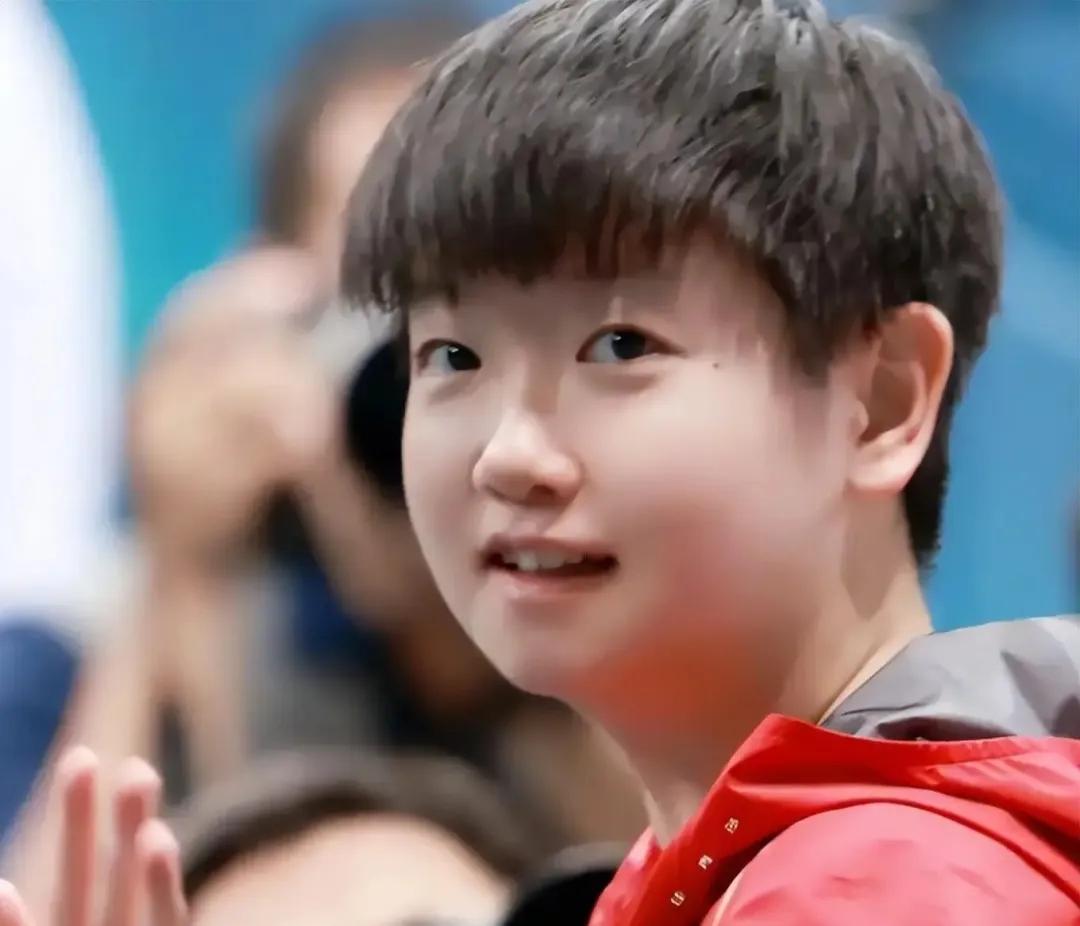 从二队到主力，不到两年。
2017年，17岁的她首次登上国际成人赛场，没有积分，