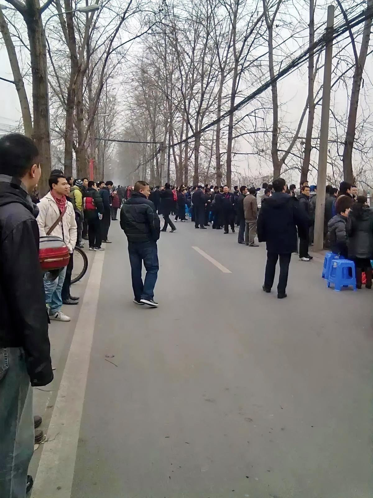 2011年1月11日，成都温江机场外，千百名军迷与民众自发的聚集在铁丝网外、附近