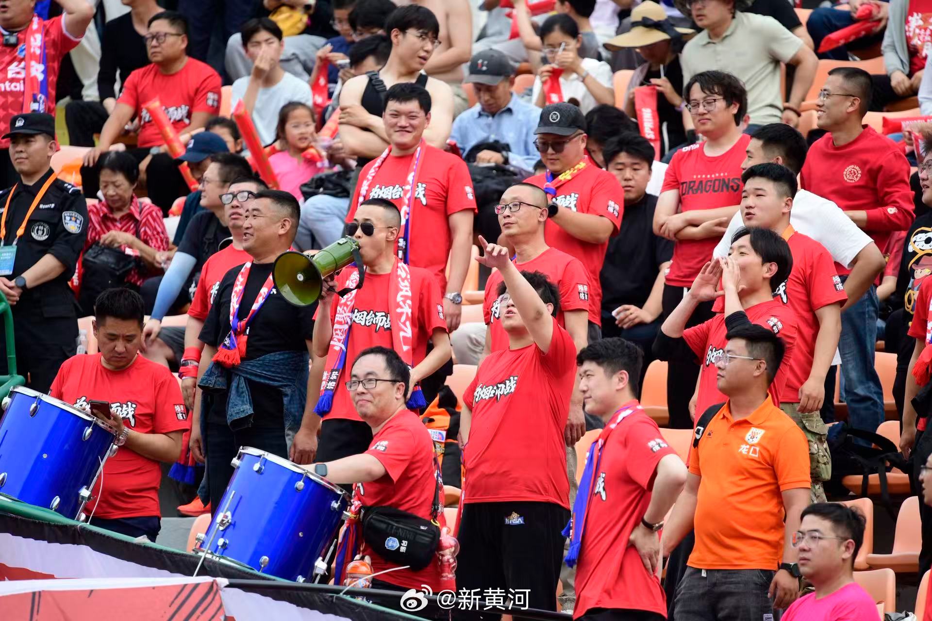 【#千名烟台球迷为球队助威#】#齐鲁超赛济南vs烟台#  5月17日15:30，