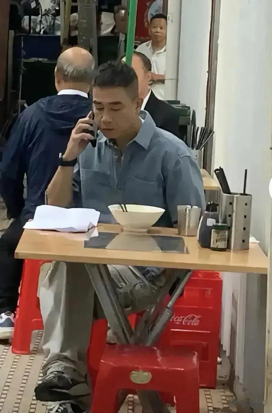 演员说到底就是一份职业，即便有光环，也是角色赋予的，就本质而言，和工人、保安、保