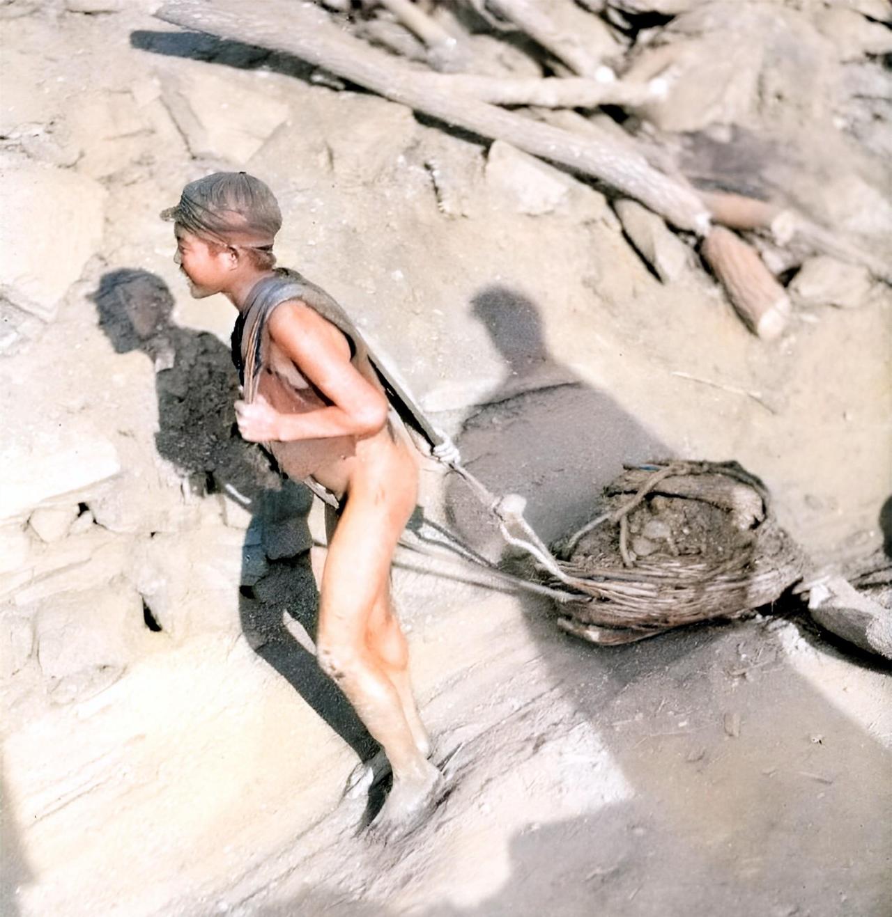 1926年，北京的煤童赤着身子从井矿中向外拉煤。

寒风像刀子一样刮过他们皴裂的