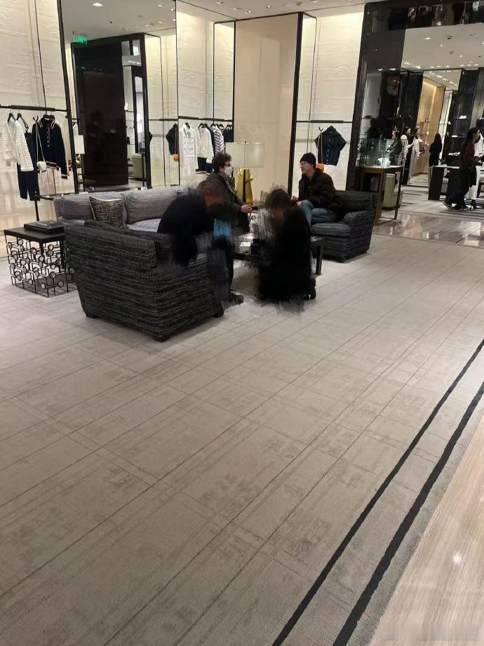 惊爆！网友偶遇陈伟霆生日陪妈妈逛街，画面里的他帅气又温柔，和妈妈相处得超融洽。业