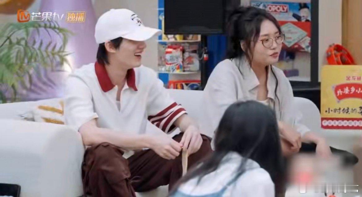 何炅 丁程鑫请你专注于自己的创作 看《我们的宿舍》组词环节，丁程鑫就像开了“上帝
