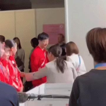 礼尚往来！石川佳纯，这个巴黎没白来！大迷妹收到马龙的回应啦！两人在女团决赛后互送