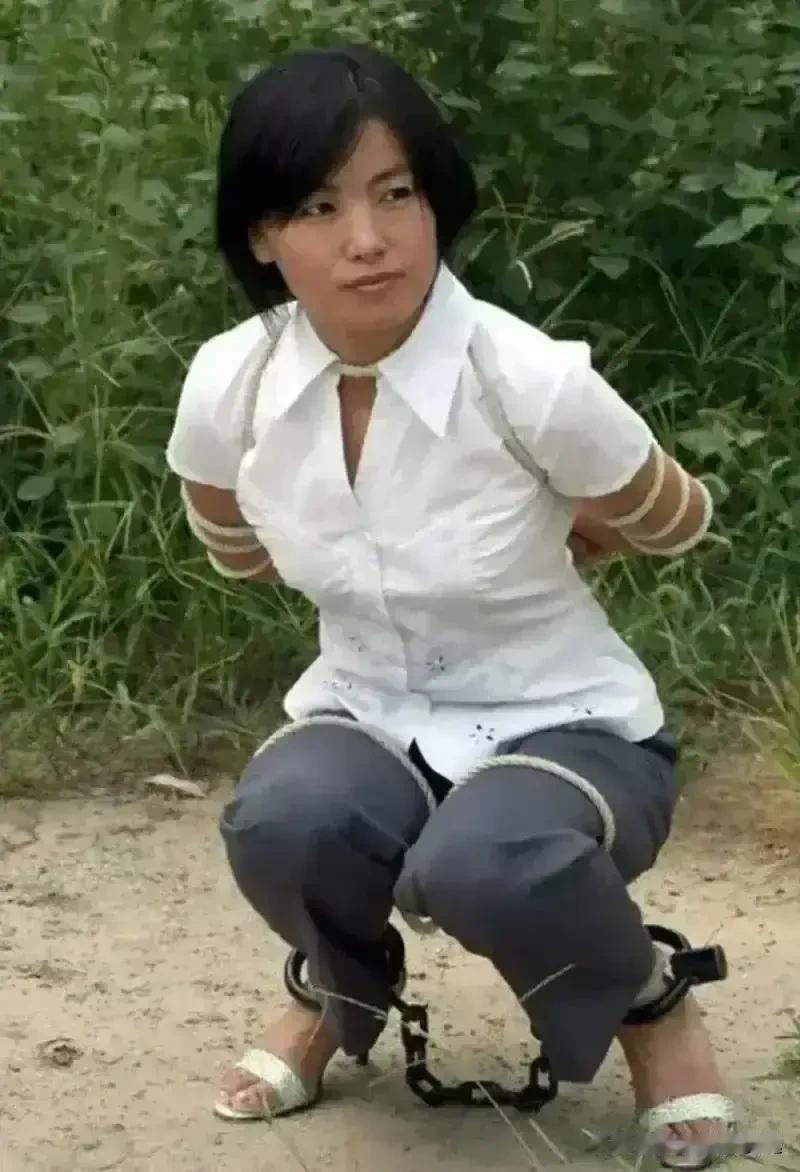 “糊涂啊”，上世纪90年代，一个女囚犯蹲坐在地上，死到临头还不知悔改，看上去让人