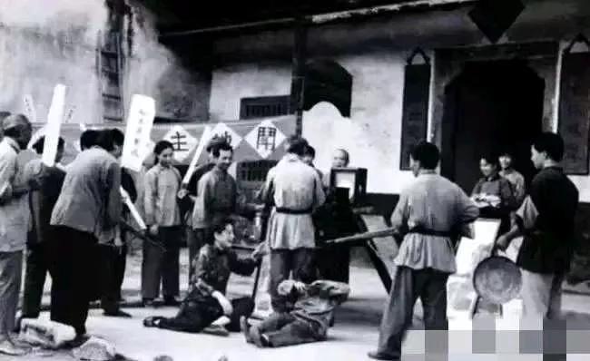 我们都从课本上学过 “打土豪，分田地”，但对那段往事缺乏直观认识，以下这张照片或