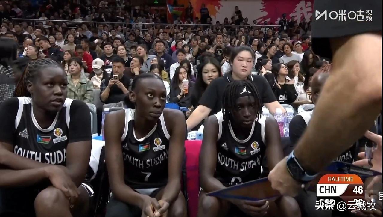 又是张子宇，只要她在场上，得分就如砍瓜切菜般容易，南苏丹女篮根本防不住！
今晚张