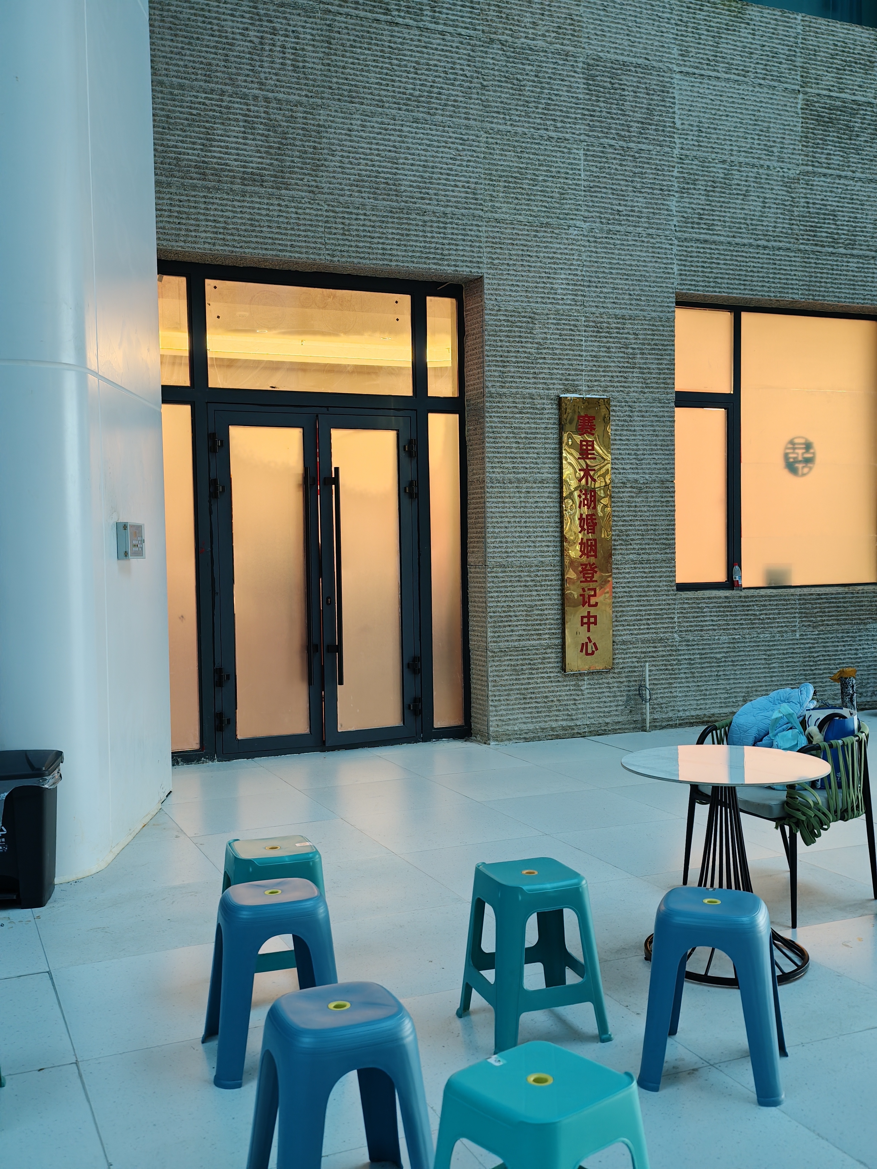 一大早就到了赛里木湖，我以为是个什么队呢，我就在这排，人家都进去我定睛一看，🌿