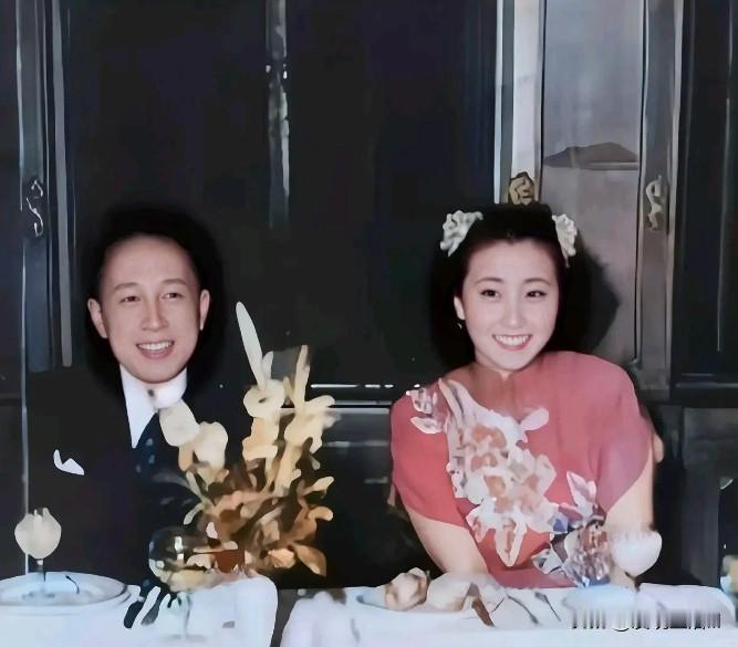 蒋英本人的光芒，足以让任何人为之倾倒：

她出身名门，才华横溢，是著名军事理论家