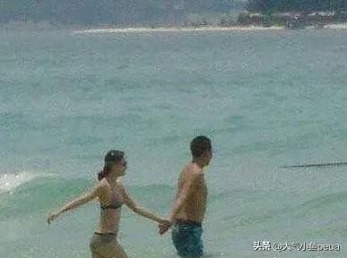 当年孙俪邓超这组图现在翻出来看，超哥确实身材不太“友好”，跟现在比差着一截。
但