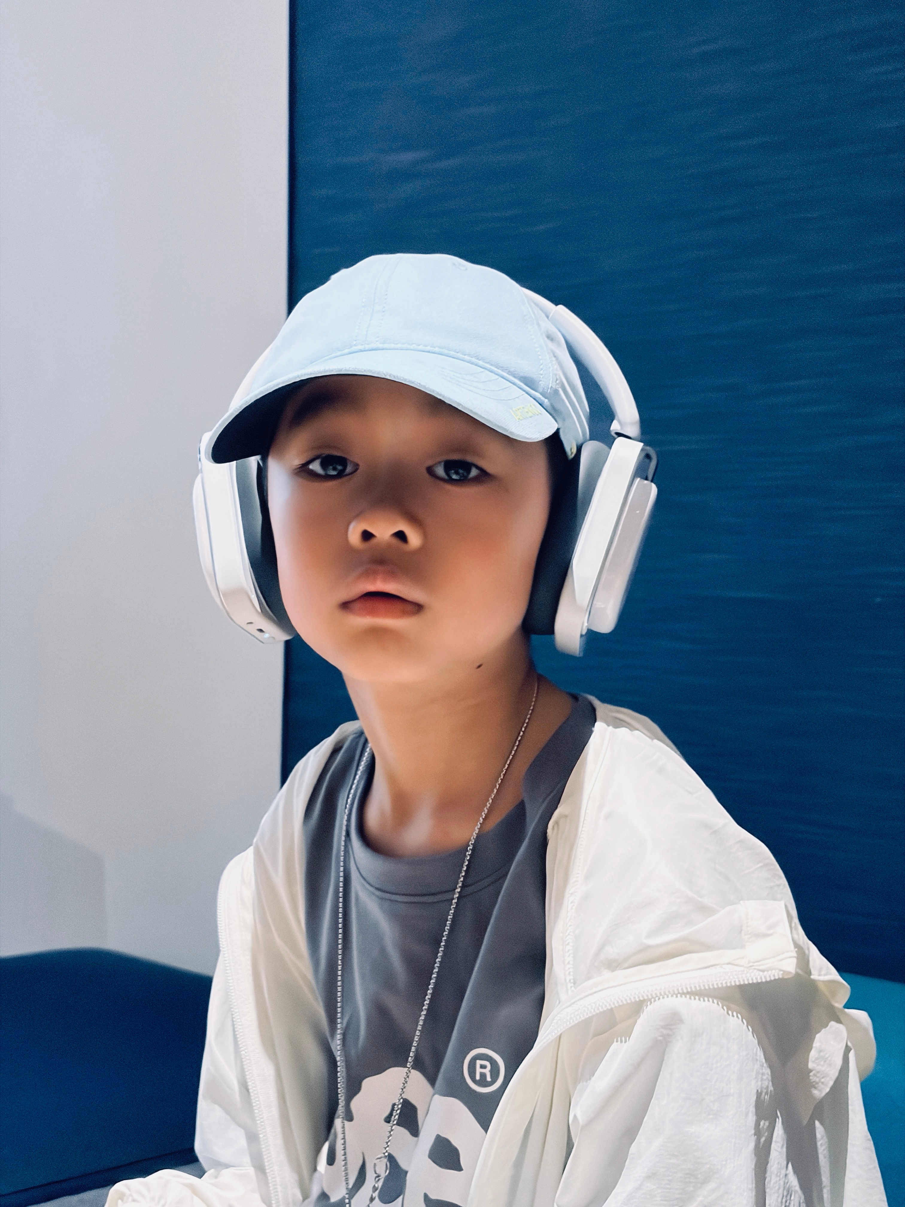 小家伙最近特喜欢戴这个Nothing Headphone (a)耳机！抢都抢不回