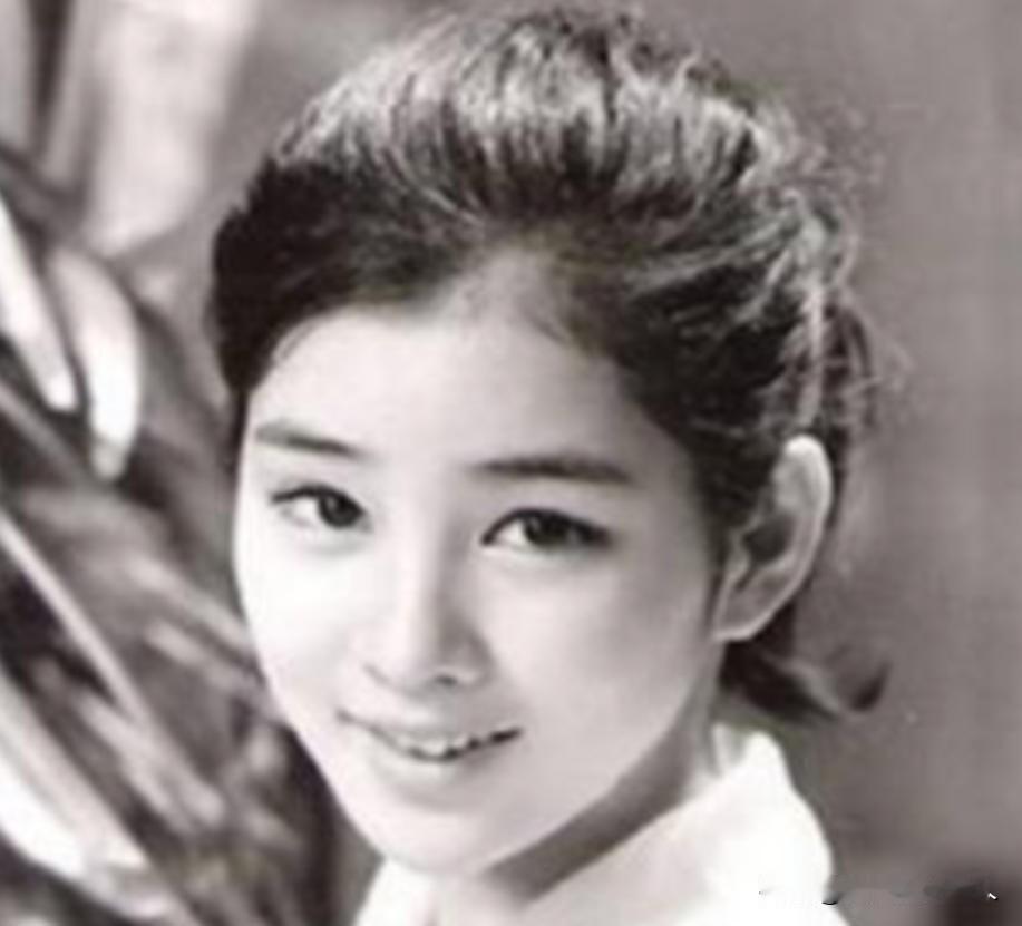 1912年洞房之夜，郭沫若见发妻太丑，拒绝同房，就在他转身要走时，发妻拉住他苦苦