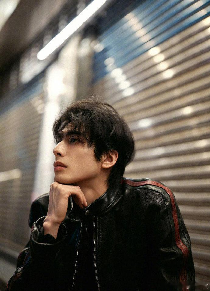 宋威龙夜宵吃的淀粉肠深夜十一点上线营业，晒出夜宵在线提问粉丝能看出是什么，一根淀