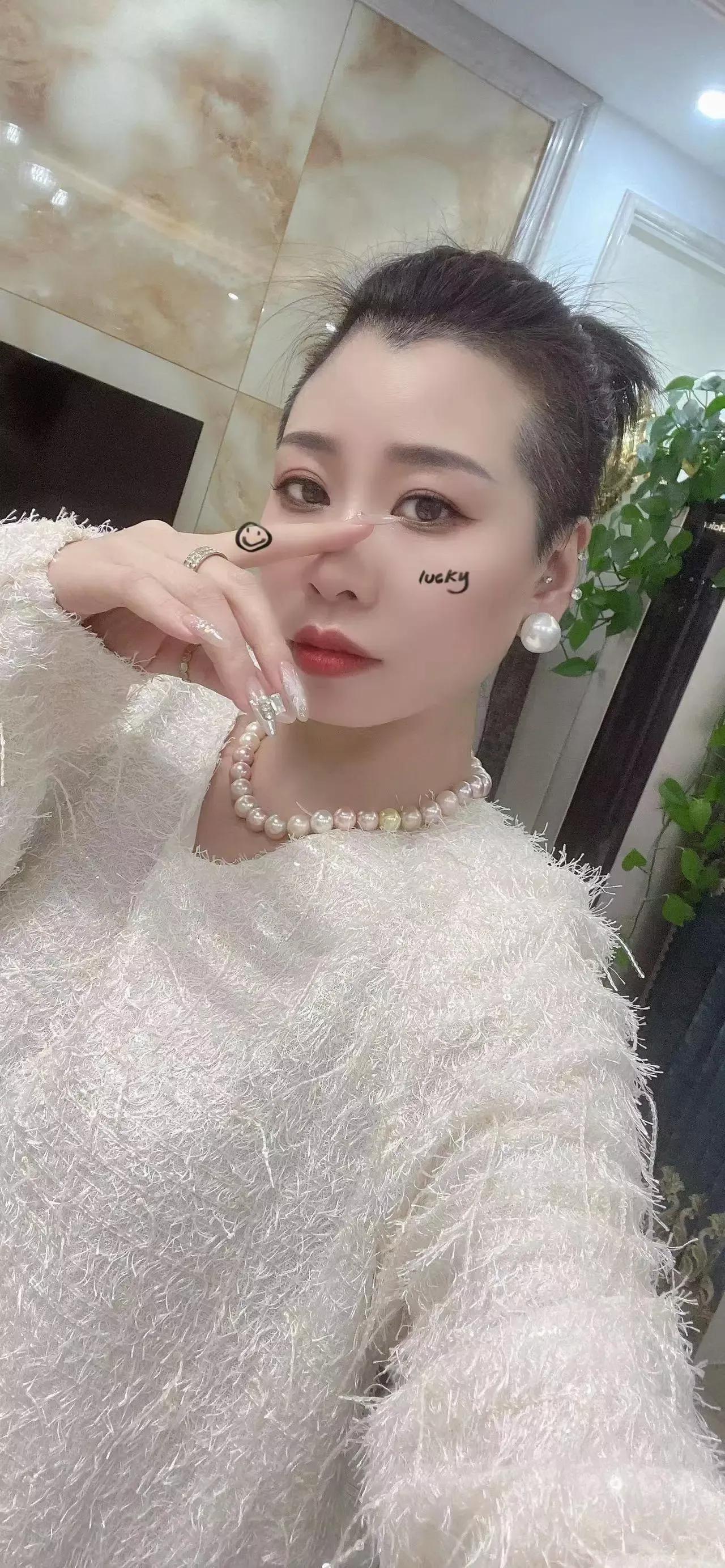 我老婆真是够傻的，单位刚发了10万元年终奖。

不由分说，就当着我去商场花了10