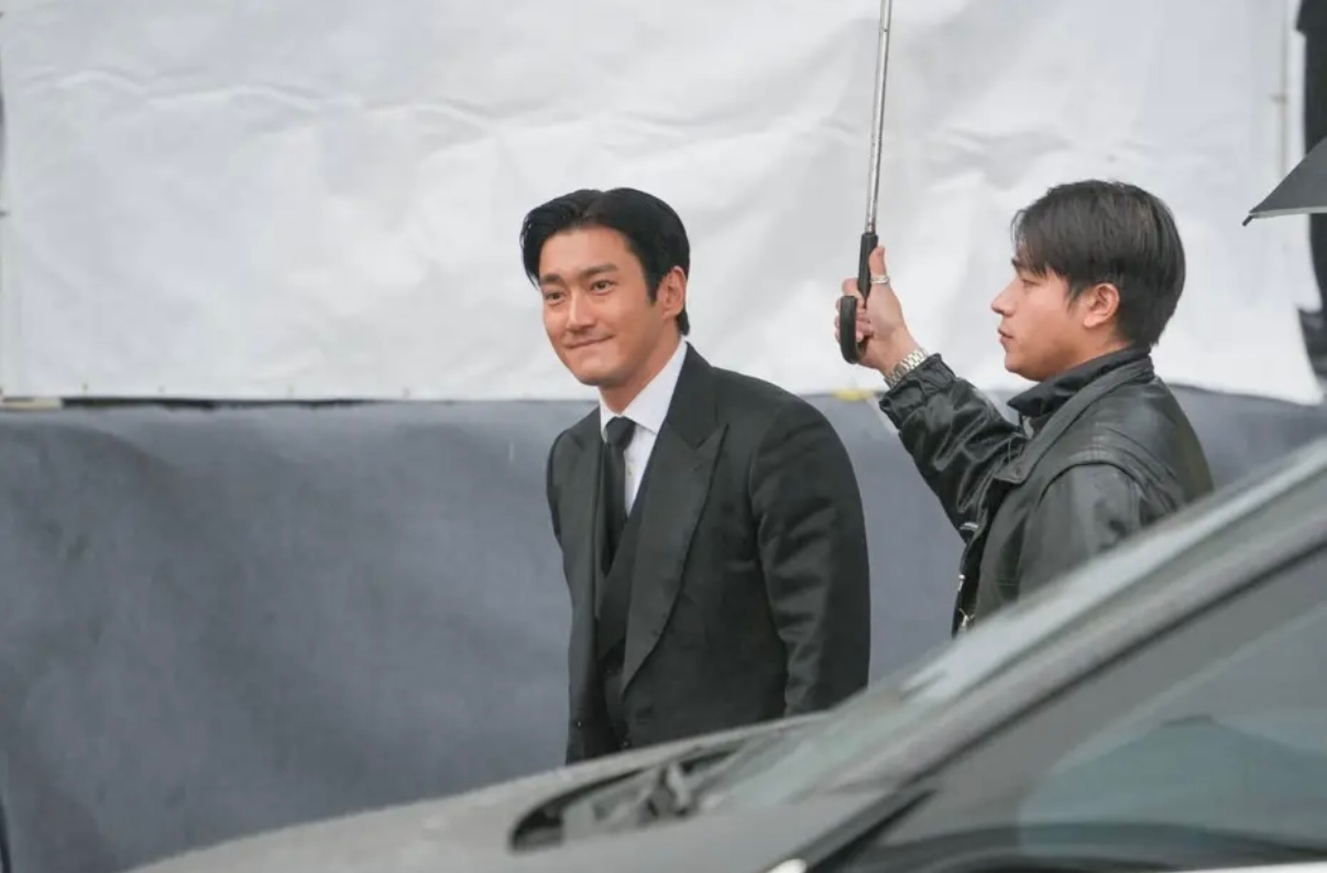 崔始源去了大S纪念雕像仪式真是有心了 