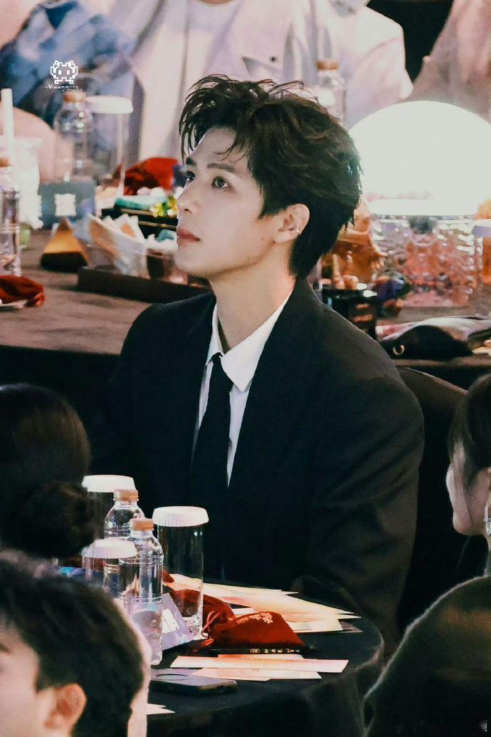 王安宇领奖这段路走得好意气风发 走路带风气场全开，目光坚定满是赤诚，六年坚守换荣