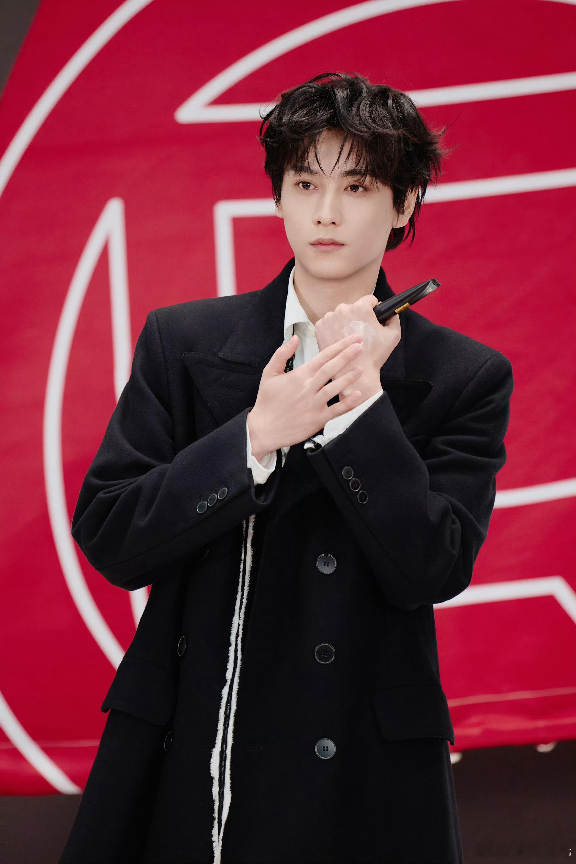 田栩宁 txn未完待栩 “那就祝你被鲜花簇拥，看大海漫漫，热烈且自由，赤诚又勇敢