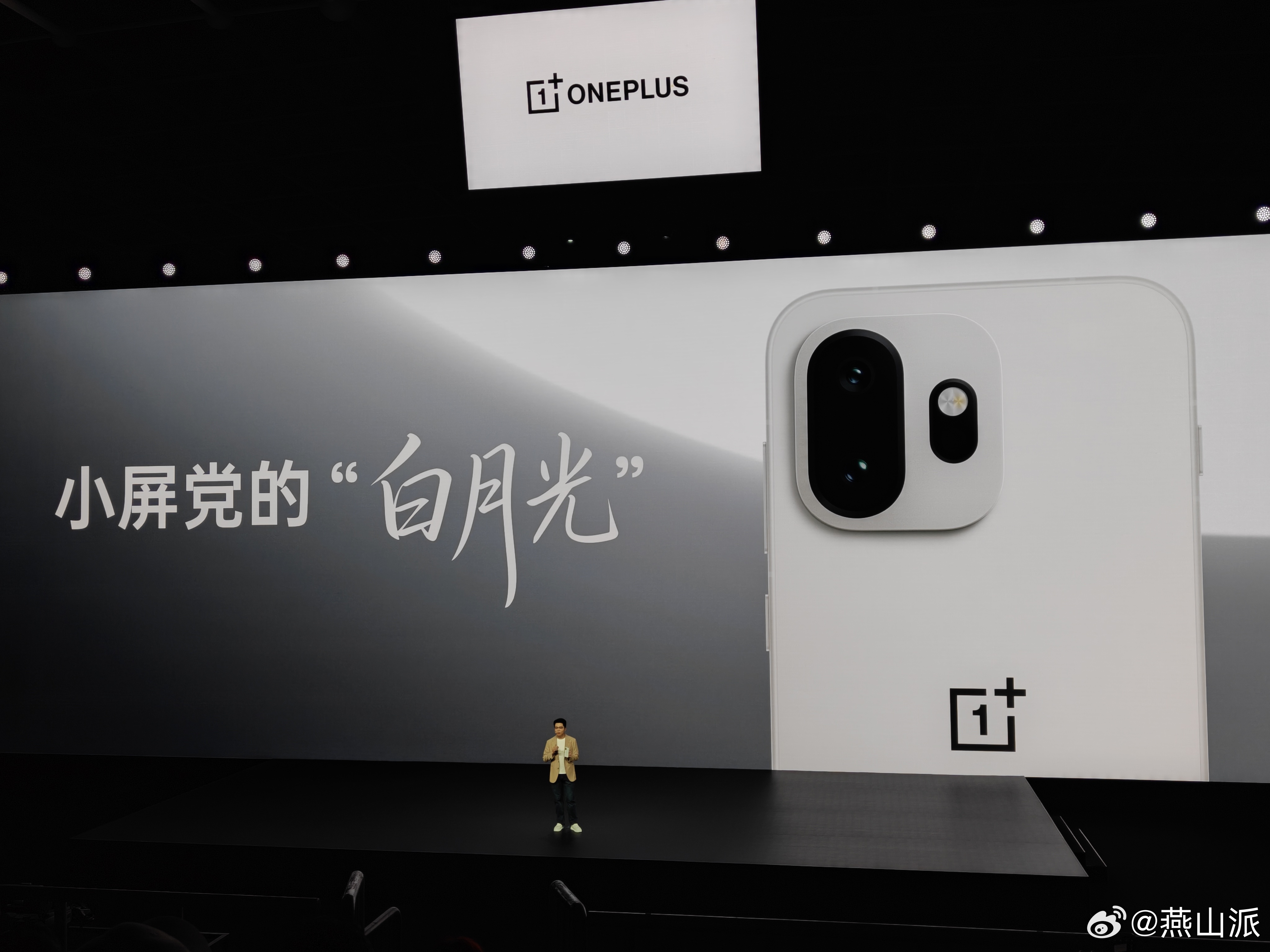 白色的一加15T是真的漂亮，建议都去线下摸一摸看一看 