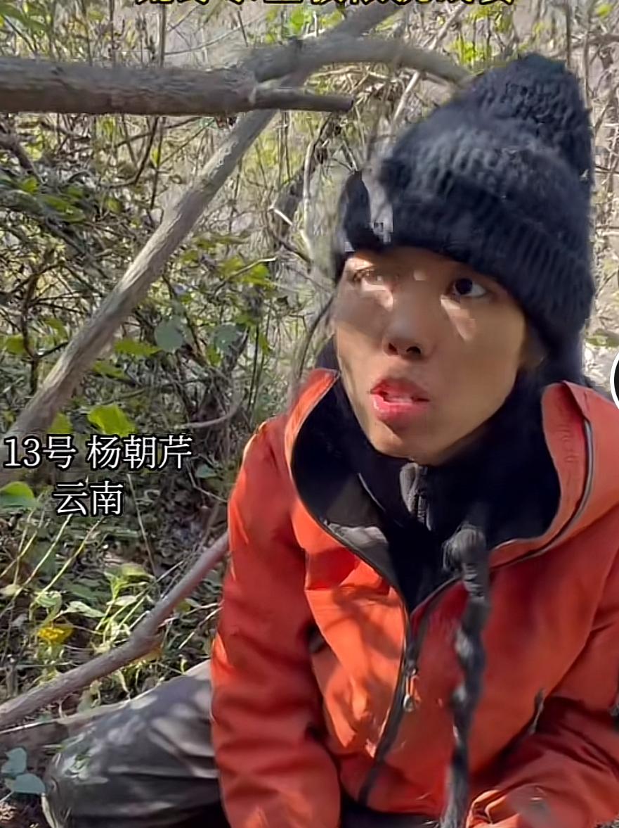 我的妈呀，荒野求生冷美人被迫退赛了，但她还真不是一般人。
刚刚仔细看了一下，冷美