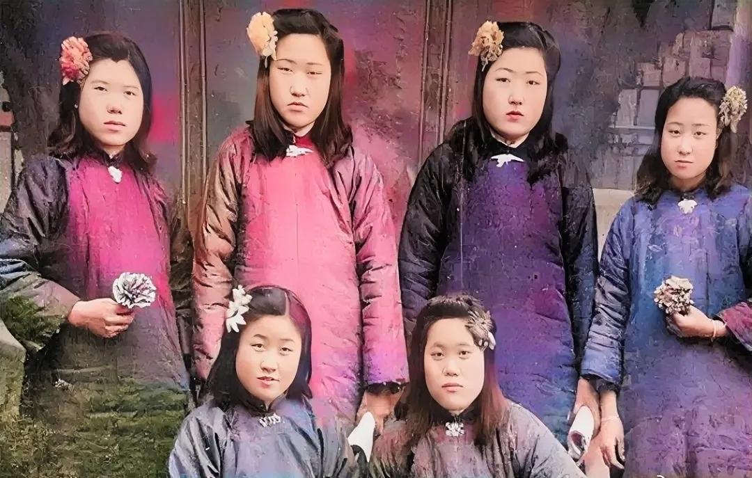 30年代的天津街头，几个风尘女子，留下了这一张老照片，她们打扮的花枝招展，浓妆艳