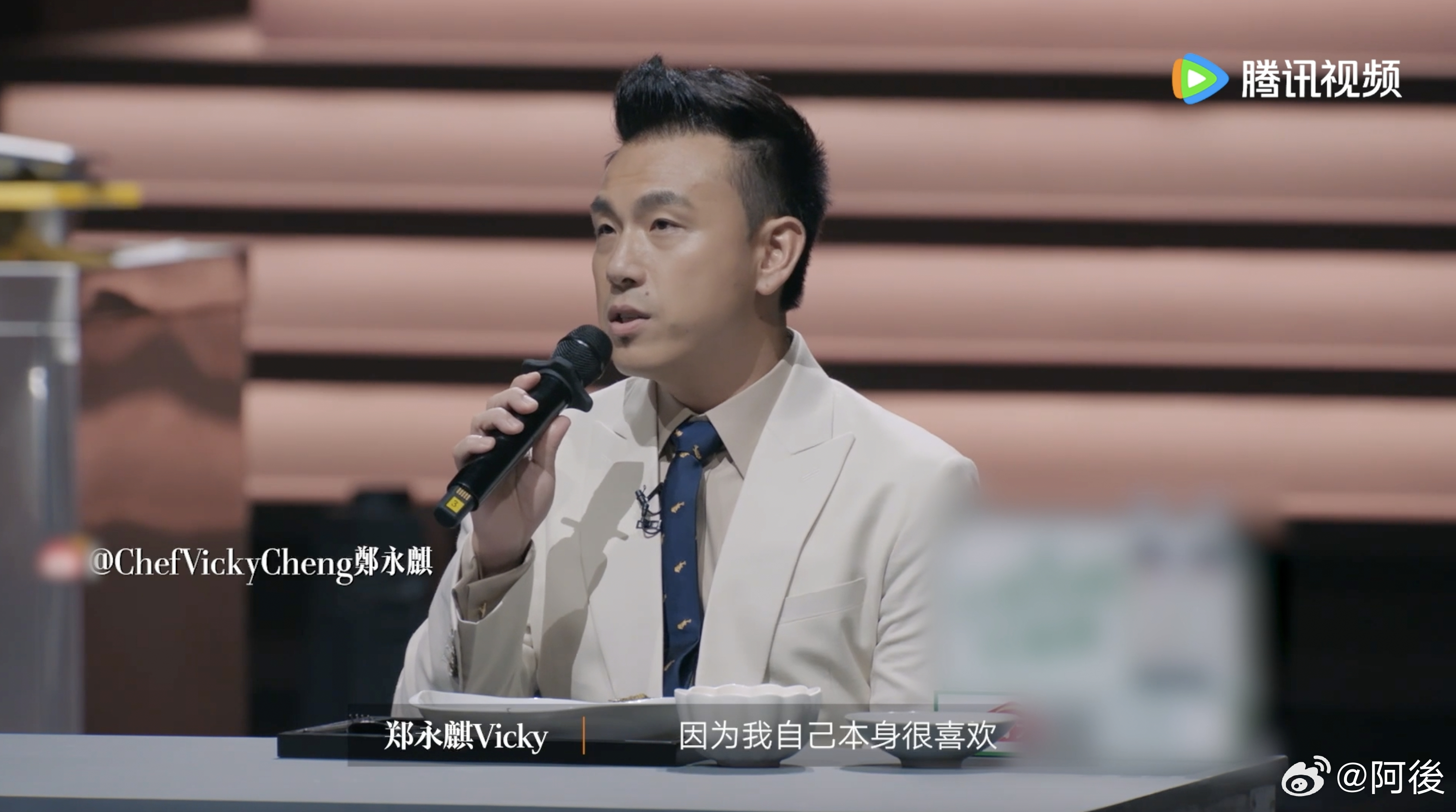 郑永麒一口吃出海南鸡饭汤放多了 《一饭封神》里郑永麒点评狮城黑马的方式我很喜欢！