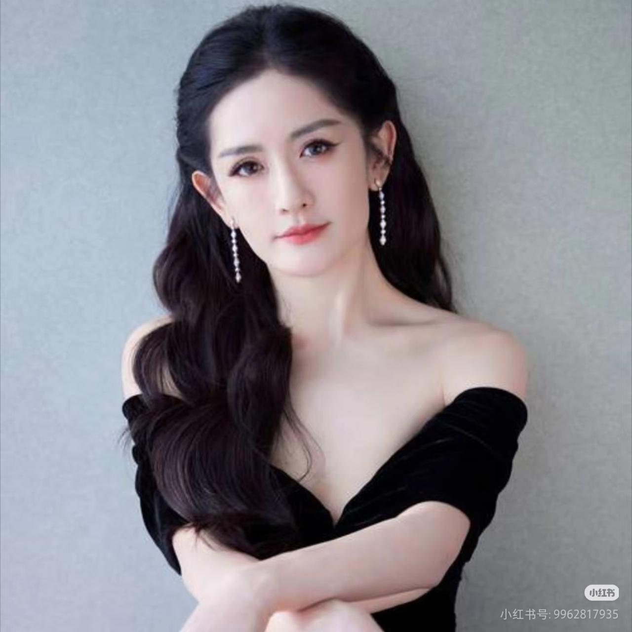 谢娜完全是小说里的霸总来的
给资源给舞台给情绪价值还给生了3个小孩 谢娜完全是小