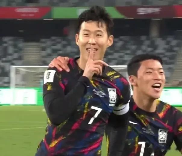 国足0-3不敌韩国男足，却也赢得尊重。

由于双方整体实力相差巨大，全场比赛国足