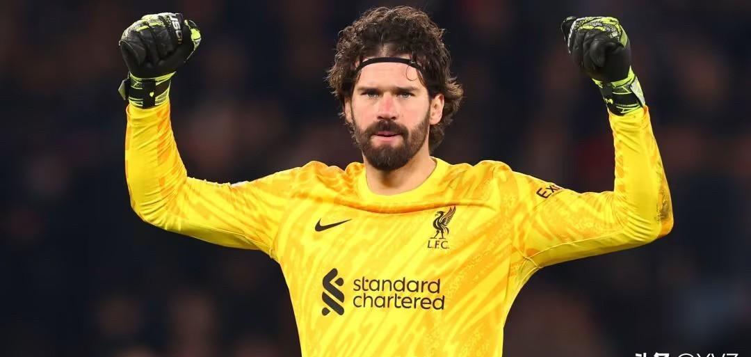 更衣室那点事
守门员阿利松先开口了
没想到，他说话比守门还稳
记者把话筒都快怼到