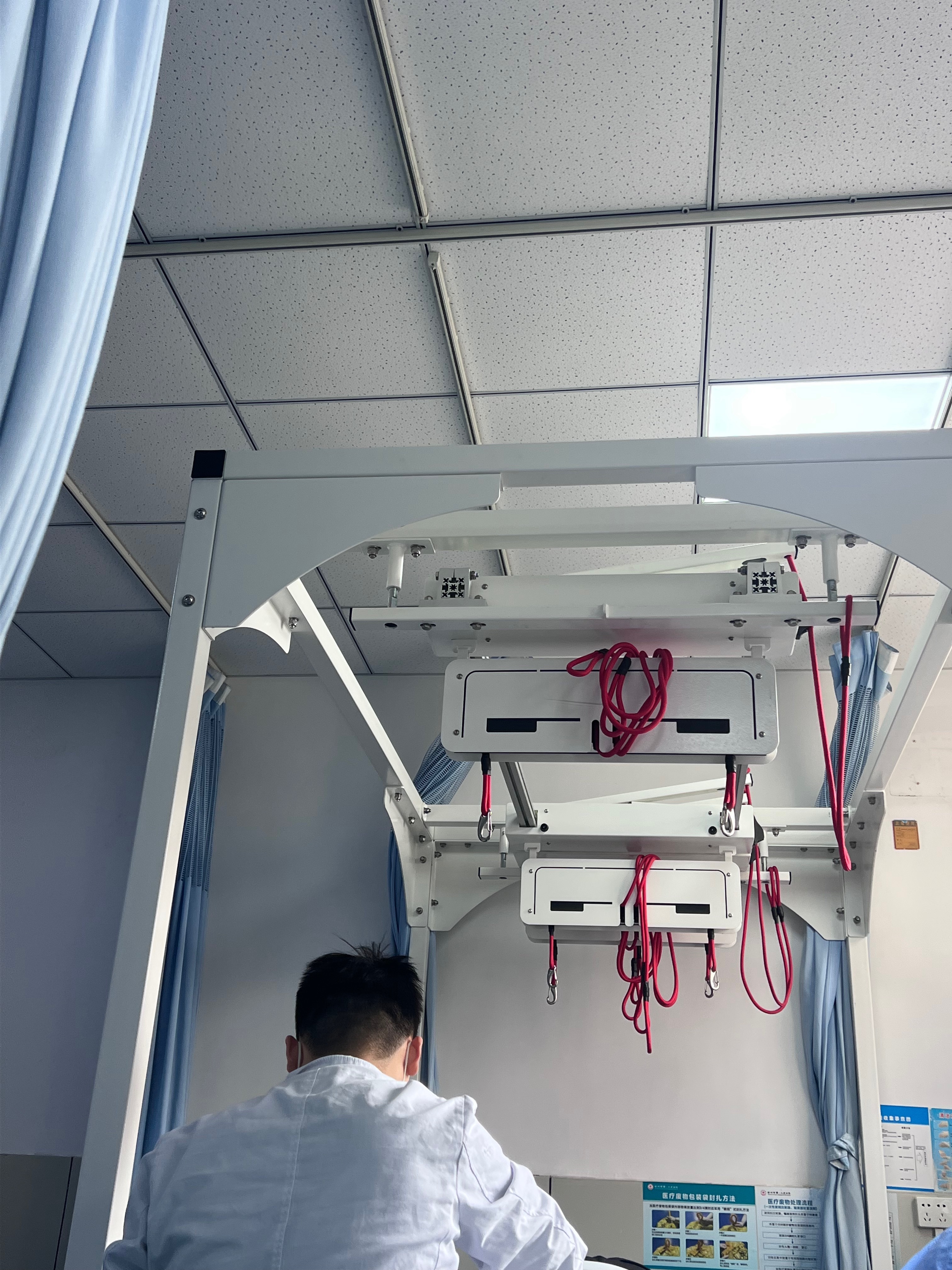 我真服了坐在阁楼地毯上整理周边太忘我了，起来的瞬间，腰疼到直不起来……这下好了，