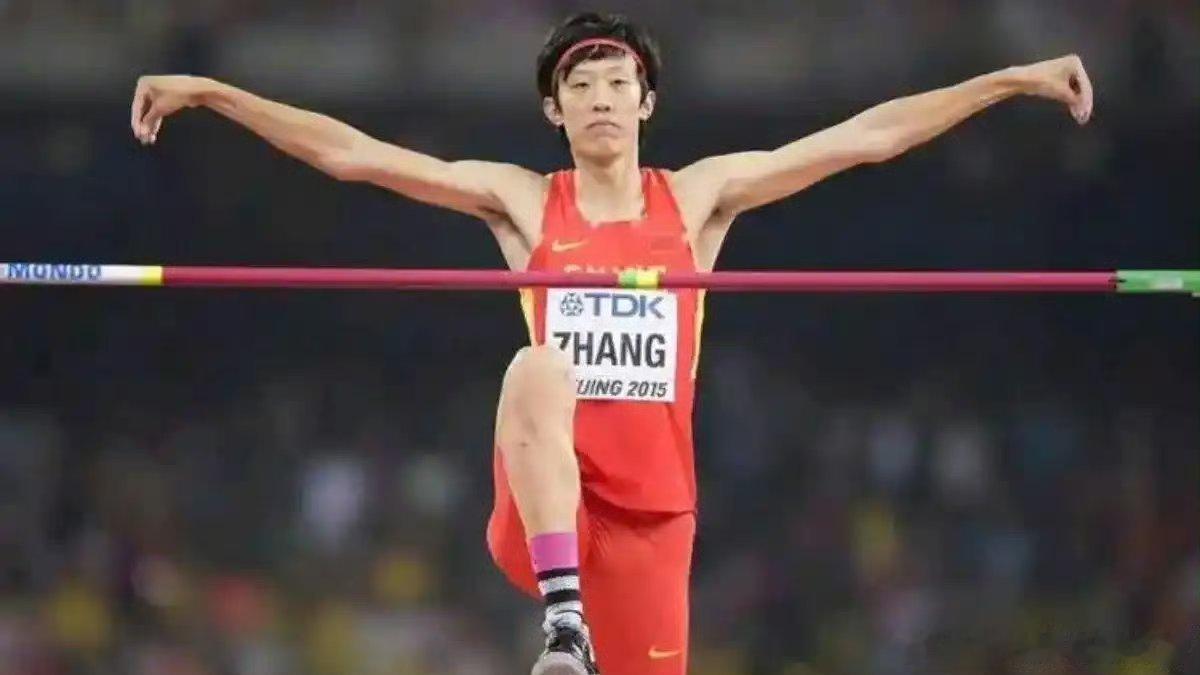 张国伟在活动现场上演旋转名场面 站在花滑训练器上转个不停 被武大靖调侃像小陀螺 