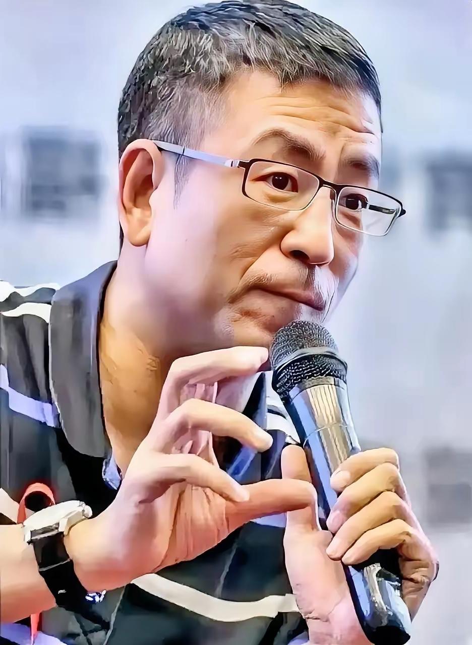 白岩松写给普通家庭孩子的三句话:
1、不读书，你拿什么和别人拼?财富还是智慧？经