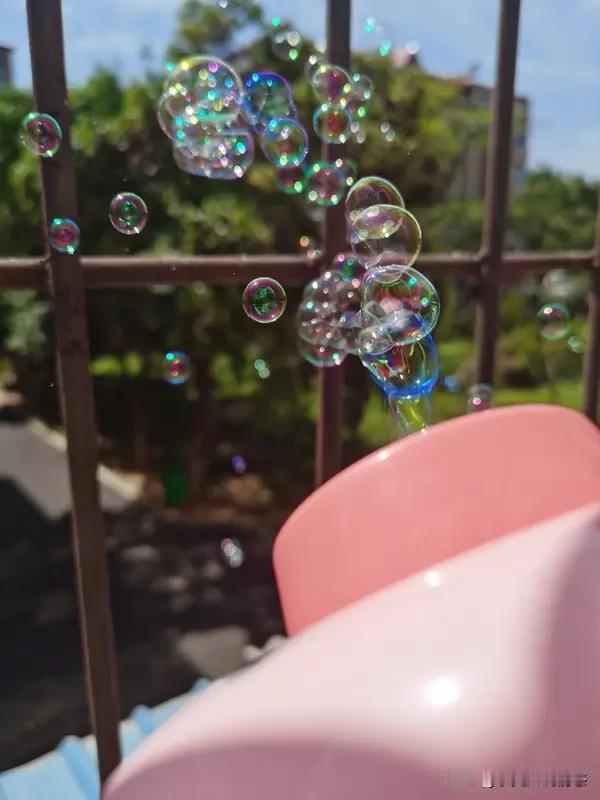 今天忙完手头的琐事，特意放慢脚步慢慢往家走。
傍晚的风吹在身上格外舒服，街边小店