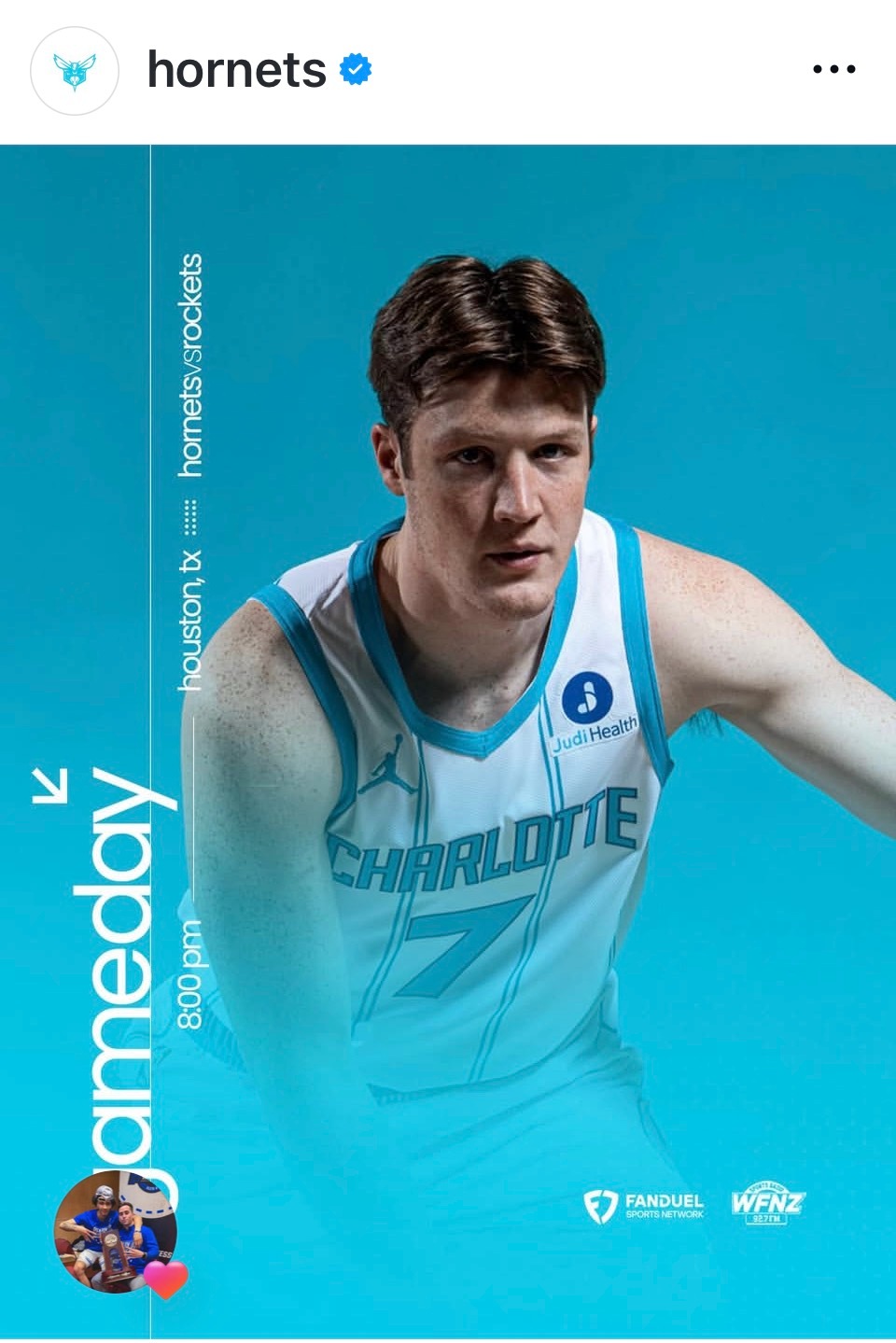 蜂的美工完美地避开了KK脸上的红印（继续拉踩侠的美工） 