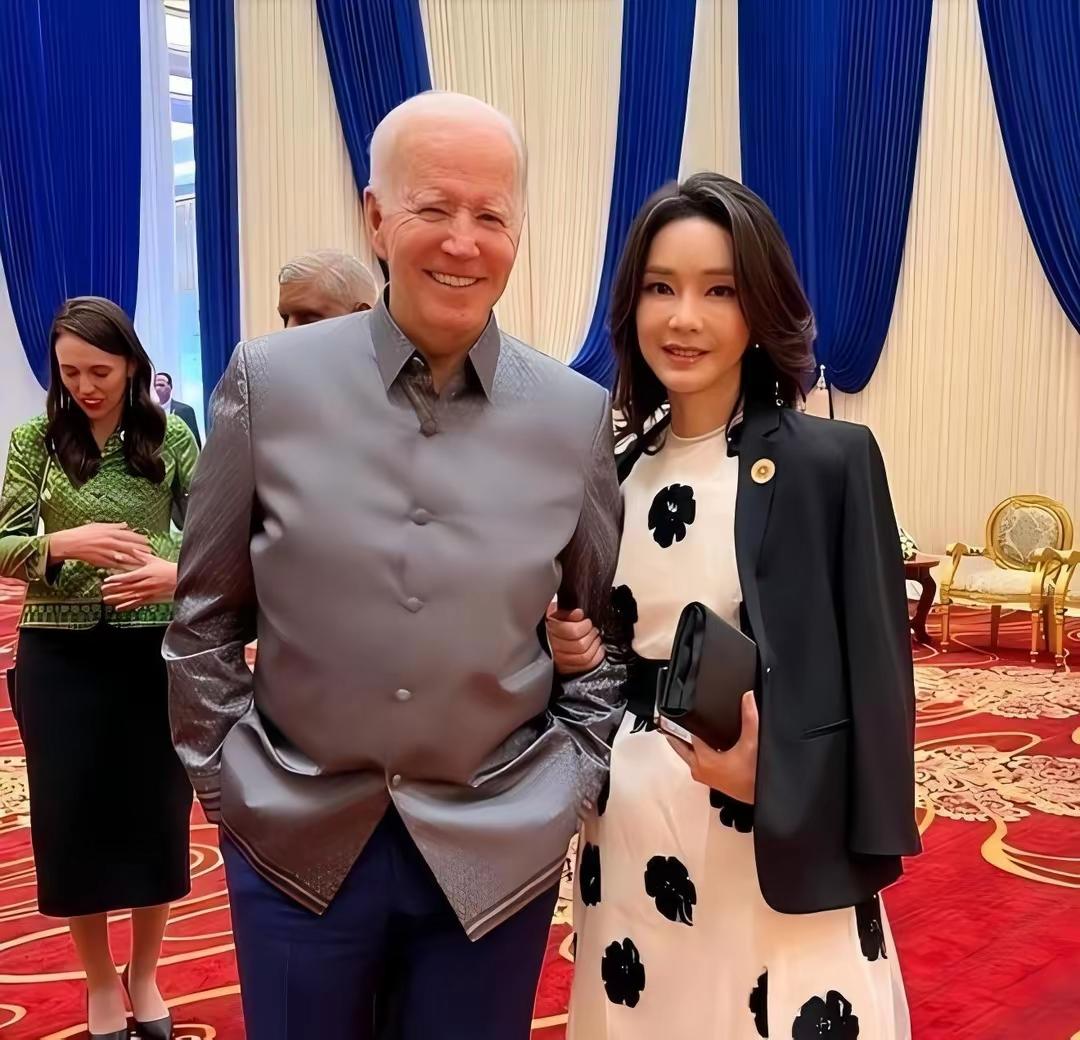 无法想象！这是韩国前第一夫人金建希与拜登的合影！金建希用力挽住拜登的胳膊，半个身