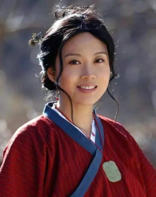 演员，闫妮，喜欢摇滚乐，有一次，听说有演唱会，露天的，急不可耐就去了，夜幕降临，