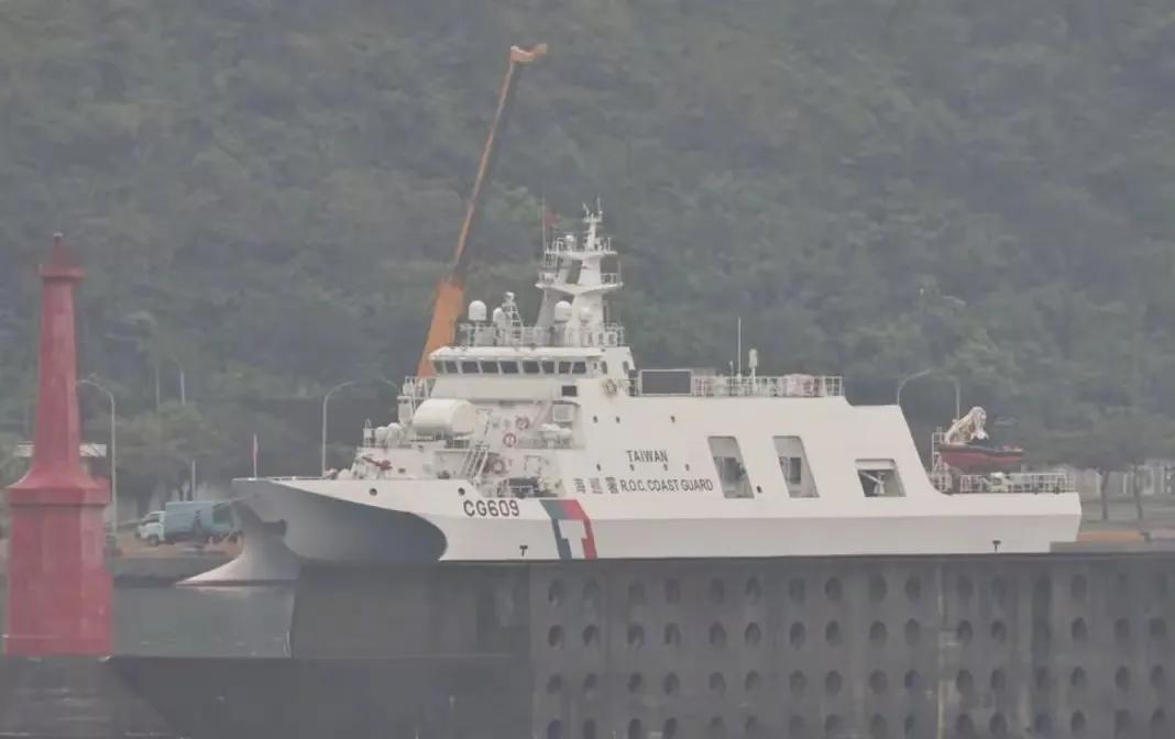 台海巡船撕下伪装，12条快船满载192枚雄风3，号称要打解放军航母  

这出戏